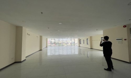 CHO THUÊ NHÀ 6 LẦU TRỐNG SUỐT . CÓ HỒ BƠI TRÂN SÂN THƯỢNG   LH: 0944604465