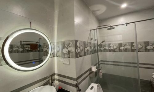 Bán nhà mặt ngõ thông kinh doanh sầm uất phố Hoàng Quốc Việt 48m x 5 m MT 5.5 tỷ.