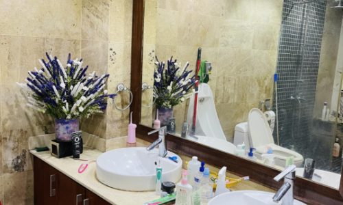 Bán nhà Linh Lang, Đội Cấn, Ba Đình 45 m2 xây mới 5 tầng, kiên cố, chắc chắn, giá 4.9 tỷ. * Vị trí: Trung tâm Ba Đình giao thông vô cùng thuận lợi, gần Vành Đai 2, Phố Linh Lang, Liêu Giai, Đào Tấn, Vĩnh Phúc… – Tầng 1: Phòng khách, khu bếp. – Tầng 2, 3, 4: Mỗi tầng 1 phòng ngủ, vệ sinh, ban công rộng thoáng. – Tầng 5: Phòng thờ, khu máy giặt, sân phơi, trồng rau sạch.   * Nội thất cao cấp bao gồm: Sàn gỗ, bậc cầu thang, tay vịn cầu thang gỗ Lim nguyên khối, cửa sổ được lắp đặt khung kính Việt Pháp, thiết bị vệ sinh, tủ bếp gỗ Sồi Nga, trần thạch cao, đèn led tiết kiệm điện. * Sổ đỏ chính chủ, giấy phép xây dựng đầy đủ. Giá 4,9 tỷ (có thương lượng, bao sang tên sổ đỏ). * Liên hệ xem nhà:MR Duy 0946242284