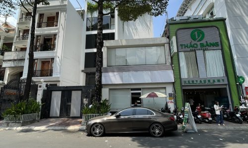 BÁN NHÀ MẶT TIỀN VÕ THỊ SÁU P. ĐA KAO QUẬN 1 – MẶT TIỀN 13.56×18.2 CN 238m2 – TRỆT LẦU ST  – HẺM THÔNG 8M – NHỈNH 235TR/M2