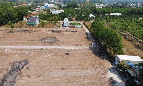 BÁN NHANH 195tr  Diện tích 500M2 , sổ hồng riêng.  Dân cư đông, đường nhưa 8-12m. Cách kcn becamex chơn thành 1,5km.  Bán kinh 500m2 trường, chợ, công viên đầy đủ. Thuận tiện để ở, kinh doanh, xây nhà nghỉ dưỡng. Hỗ trợ vay ngân hàng tối đa