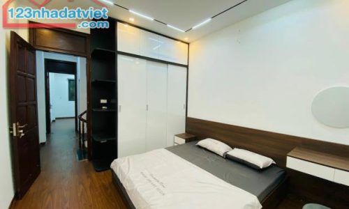 Rẻ 40%, Nhỉnh 4tỷ, đường Láng Đống Đa, 32m2, 4 tầng. Ô tô. Kinh Doanh, dòng tiền. Lô Góc