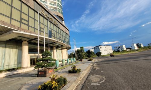 Bán đất mặt phố Nguyễn Đình Hoàn, dt 150m, ngang 10m. Giá 7.9 tỷ.