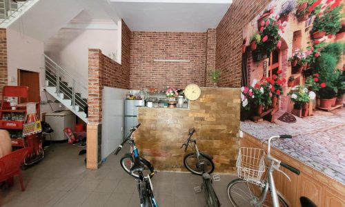 Bán nhà mặt phố cũ, căn góc vô cùng đẹp. Có thể chia 2 lô giá trị lớn.