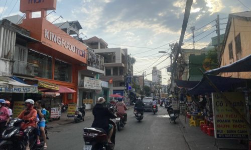 Cho thuê nguyên căn nhà mặt tiền đường ngay chợ Bà Chiểu 8x15m