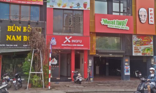 Cho thuê nhà 3 tầng riêng biệt mặt tiền kinh doanh tốt tổng DT 100 m2 hè để xe rộng đường phố lớn.