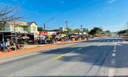 Cần tiền nên bán gấp lô đất chính chủ hơn 1000m2 giá 345tr sổ sẵn cầm tay,công chứng ngay, sát bên kcn,mặt tiền đường lớn